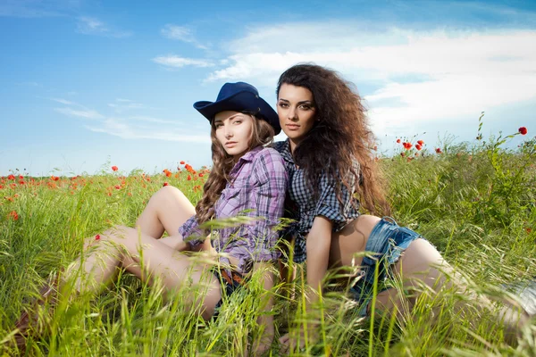 Two beautiful womans enjoying in the nature — Stock Photo, Image