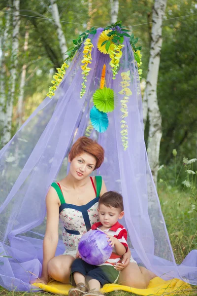 Menino feliz no parque com a mãe — Fotografia de Stock