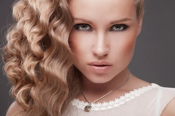 Beautiful hair, portrait of an young girl — Stock Photo, Image