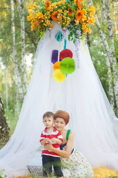 Menino feliz no parque com a mãe — Fotografia de Stock