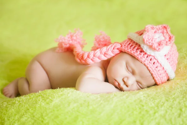 美丽睡觉的婴孩穿条纹的帽子 — 图库照片