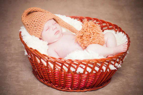 美丽睡觉的婴孩穿条纹的帽子 — 图库照片