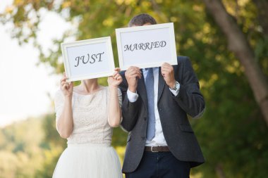 mutlu damat ve gelin bir park işaretleri