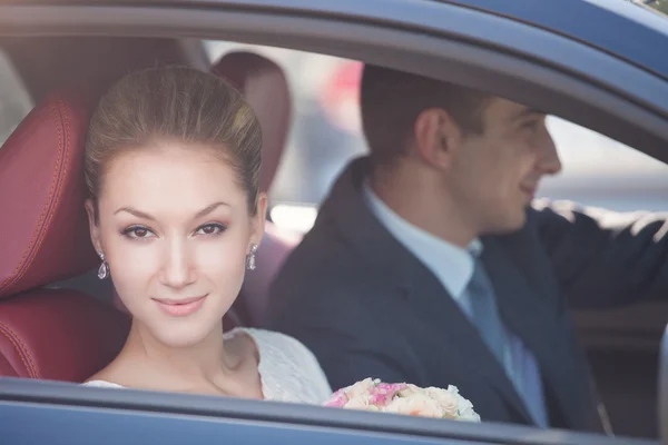 Groom and bride, in car — Stock Photo, Image