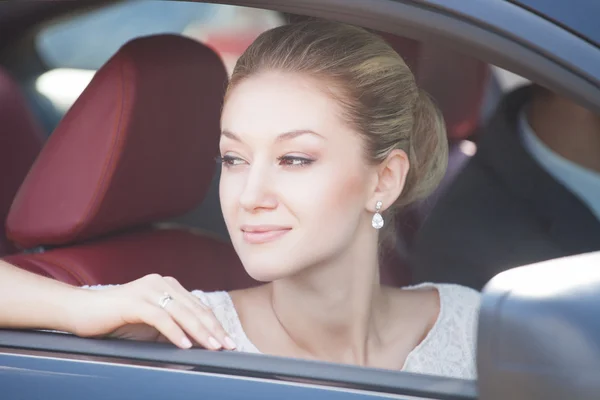 Groom and bride, in car — Stock Photo, Image