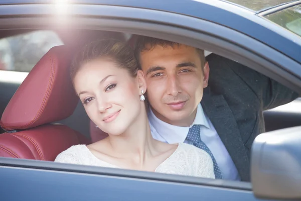 Groom and bride, in car — Stock Photo, Image