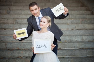 mutlu damat ve gelin bir park işaretleri