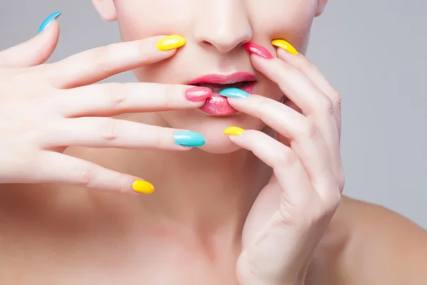 Manicure colorido, rosto de mulher com maquiagem arco-íris e manicure — Fotografia de Stock