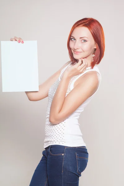 Hermosa mujer sosteniendo cartel publicitario. Captura de estudio —  Fotos de Stock