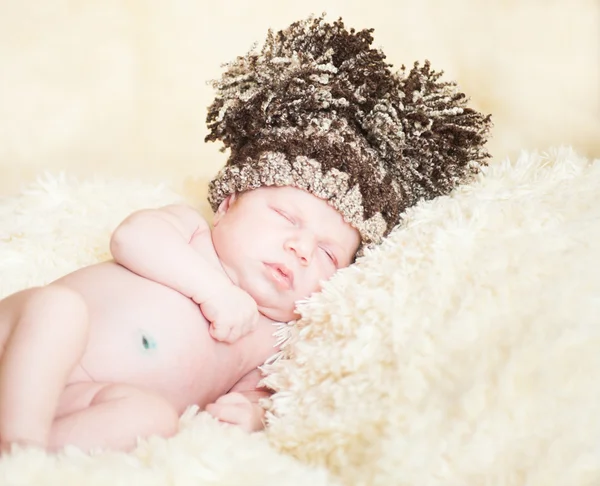 Hermoso bebé durmiendo con un sombrero a rayas — Foto de Stock