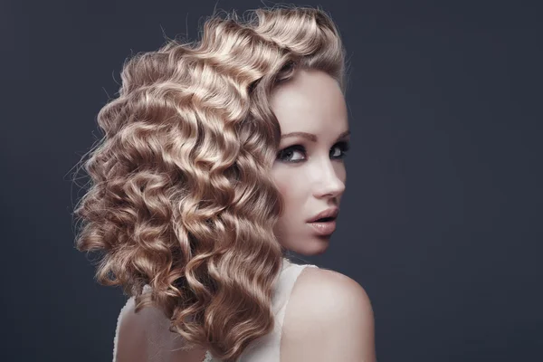 Beautiful hair, portrait of an young girl — Stock Photo, Image