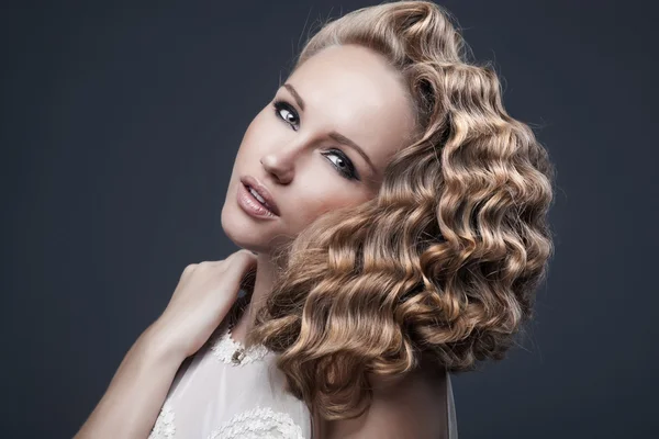 Beautiful hair, portrait of an young girl — Stock Photo, Image