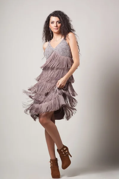 복고풍 드레스에 섹시 한 아가씨 — 스톡 사진