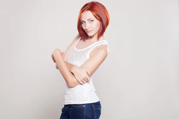 Cabelo vermelho. Mulher bonita com cabelo curto — Fotografia de Stock