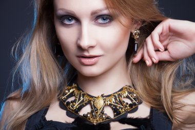 moda çelenk ile seksi Bayan portresi