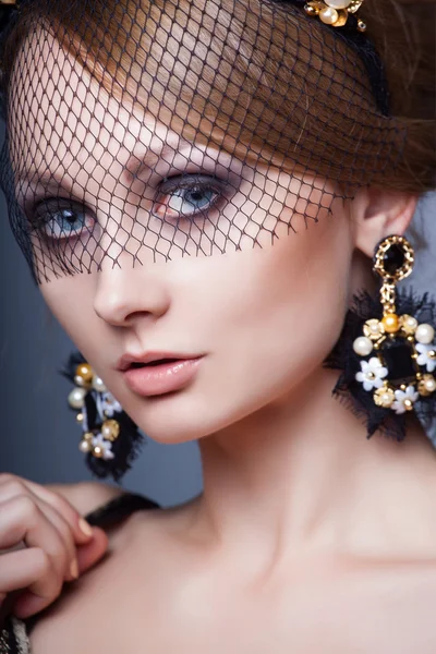 Portrait of glamour lady with fashion wreath — Stock Photo, Image