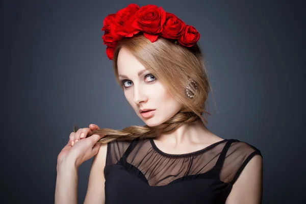 Portrait of glamour lady with fashion wreath — Stock Photo, Image