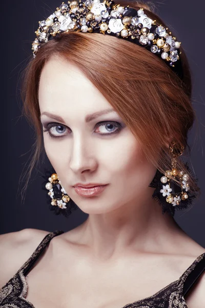 Ritratto di signora glamour con corona di moda — Foto Stock