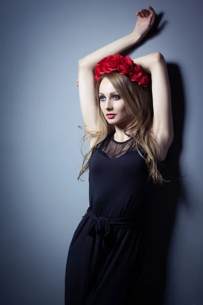 Portrait of glamour lady with fashion wreath — Stock Photo, Image