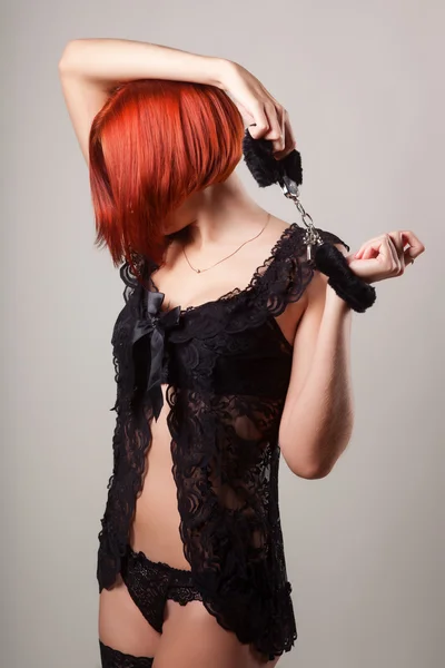 Sexy vrouw in een zwarte peignoir — Stockfoto