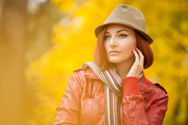美丽少女的休闲风格的秋季肖像 — 图库照片