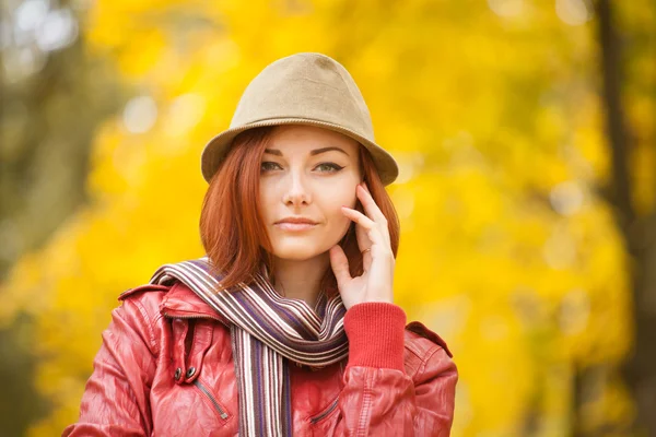 Jesień portret piękne młode dziewczyny w stylu casual — Zdjęcie stockowe