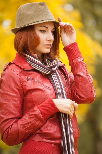 Portrait d'automne de belles jeunes filles dans un style décontracté — Photo