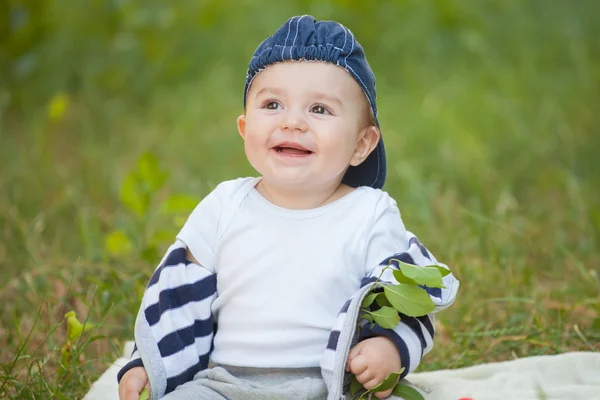 Baby boy sitting on the grass — Stock Photo, Image