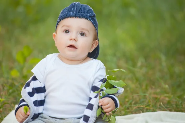 草の上に座っている男の子 — ストック写真