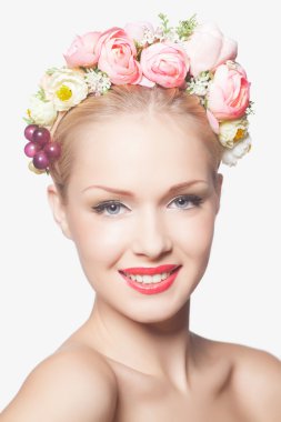 çiçek çelenk ile seksi sarışın Bayan portresi