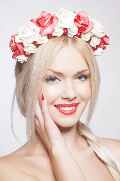 Portrait of glamour blonde lady with floral wreath — Stock Photo, Image