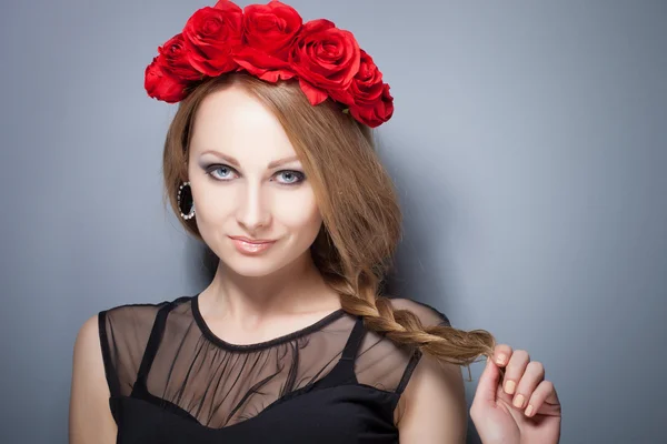 Retrato de glamour senhora loira com coroa floral — Fotografia de Stock