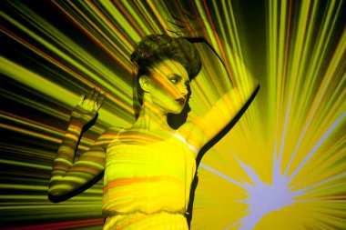 yaratıcı portre, yüzünde renk görüntüsüyle kadın moda