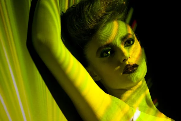 Retrato creativo, mujer de moda con imagen en color en su cara — Foto de Stock