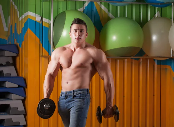 Musculoso chico en gimnasio — Foto de Stock