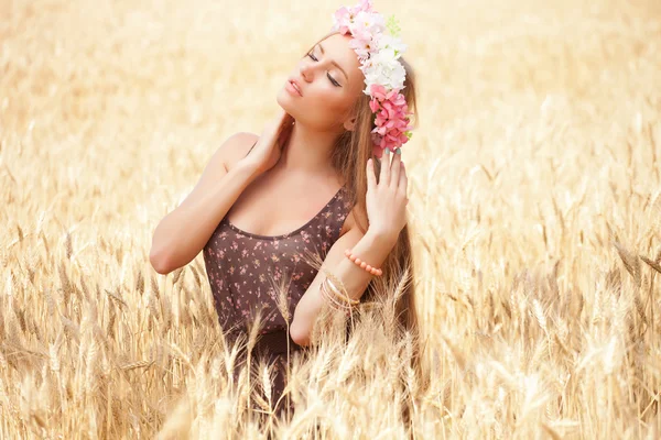 Mulher bonita desfrutando na natureza — Fotografia de Stock