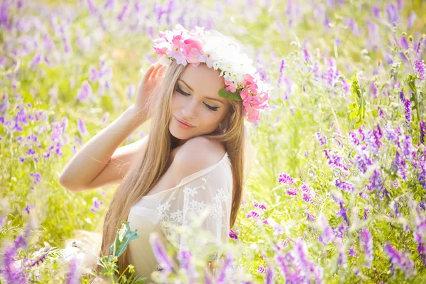 Mooie vrouw genieten van in de natuur — Stockfoto