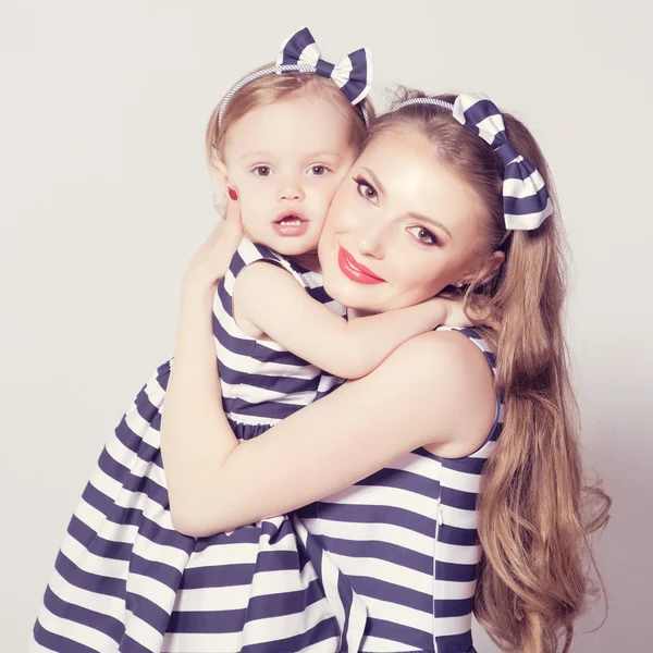 Joven madre jugando con su hija — Foto de Stock