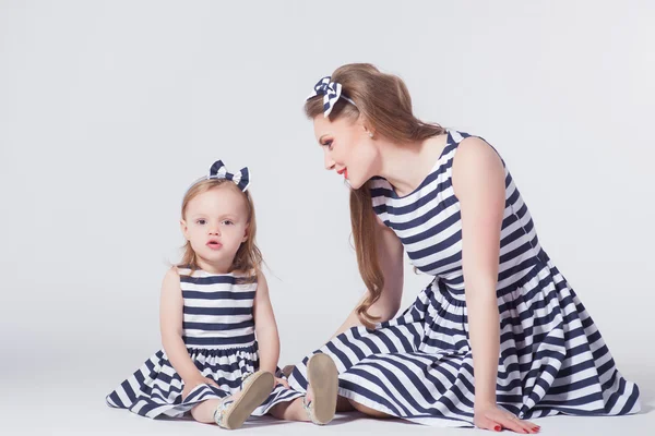 Jovem mãe brincando com a filha — Fotografia de Stock