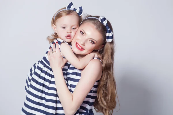 Joven madre jugando con su hija — Foto de Stock