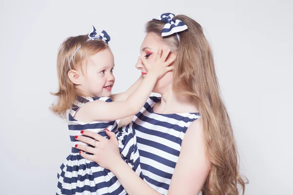 Jeune mère jouant avec sa fille — Photo