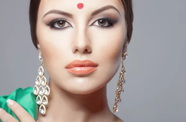 Retrato de moda de mulher bonita em sari indiano — Fotografia de Stock