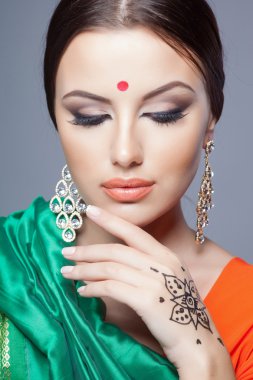 Hint sarisiyle güzel bir kadının moda portresi.