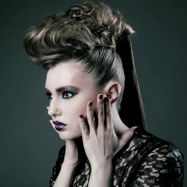 Fashion beauty portrait of sexy woman with creative hairstyle and make-up — Stock Photo, Image