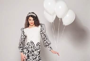 Beyaz elbiseli güzel genç kız.