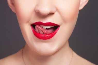 Kırmızı dudaklar, yakın çekim portre