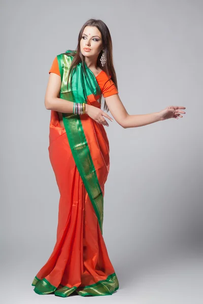 Mode porträtt av vacker kvinna i indian sari — Stockfoto