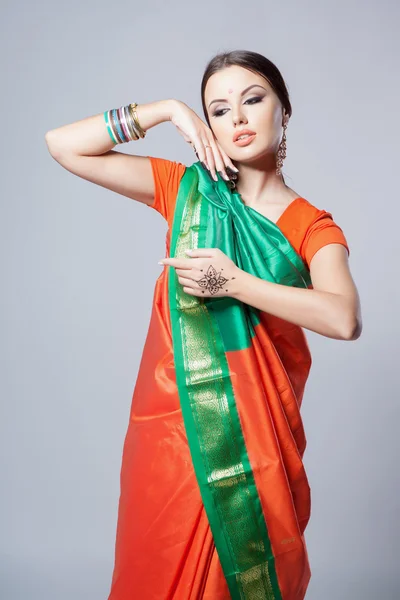 Retrato de moda de mulher bonita em sari indiano — Fotografia de Stock