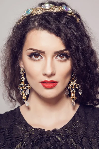 Portrait of glamour lady with fashion wreath — Stock Photo, Image