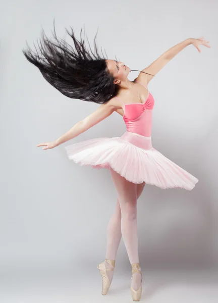 Beautiful female ballet dancer — Stock Photo, Image